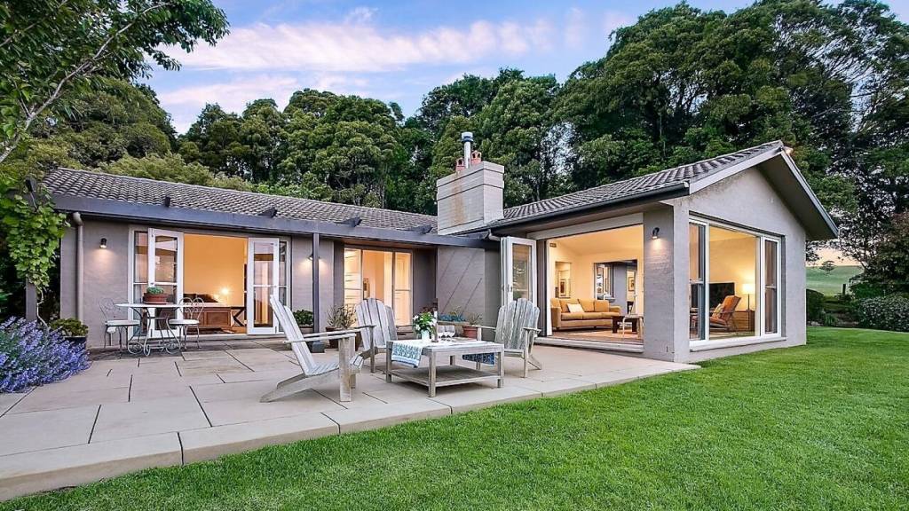 Bridges wins a five-bedroom homestead in Kangaloon with a $2.7 million final bid 
